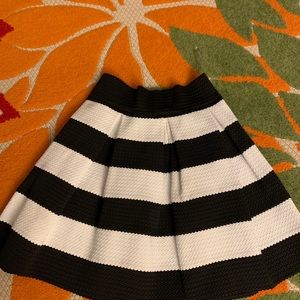 Skirt in black and white